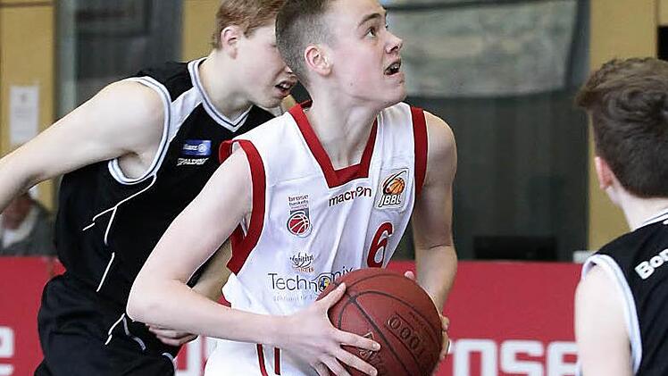 Auf dem Weg zum Korb l&auml;sst sich der Regnitztaler Paul Guck nicht aufhalten. Foto: sportpress