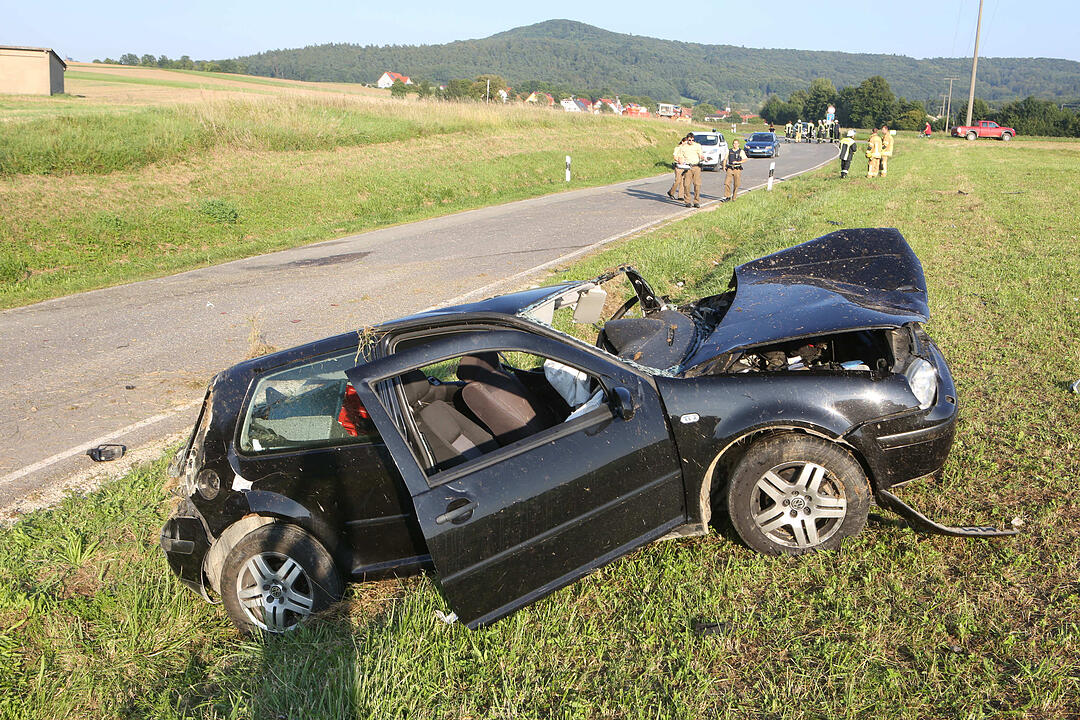 Schmerldorf: 20-Jähriger bei Unfall aus Auto geschleudert und schwerst verletzt