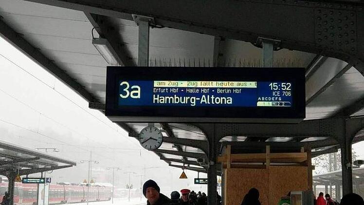Das war wohl nichts. Der ICE nach Berlin und weiter nach Hamburg fährt nicht über Coburg.Foto: Simone Bastian