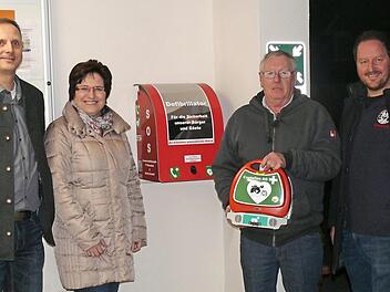 Freuen sich über den Defi (von links): Thomas Schreiner, Bürgermeisterin Patricia Schießer, Wilhelm Büttner und Matthias Büttner.  Foto: Büttner
