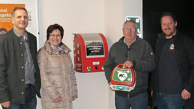 Freuen sich über den Defi (von links): Thomas Schreiner, Bürgermeisterin Patricia Schießer, Wilhelm Büttner und Matthias Büttner.  Foto: Büttner