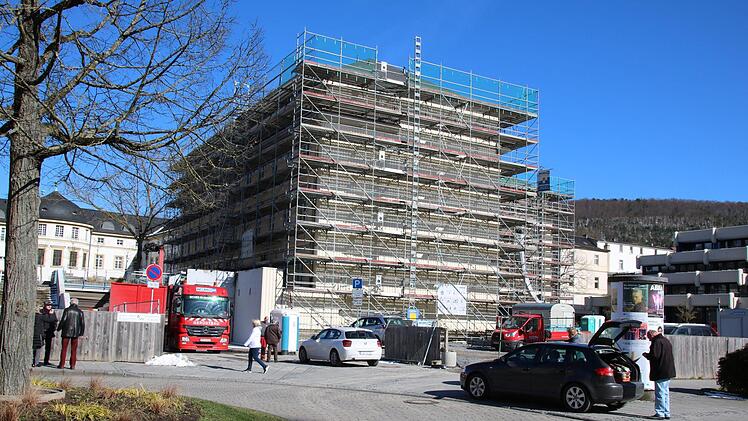 Die Baustelle des Kurhausbades zieht regelmäßig Zaungäste an, im Vordergrund ist das Areal des früheren Kurhaushotels, das aktuell als Baufeld genutzt wird, aber möglichst bald neu gestaltet werden soll. Foto: Ralf Ruppert