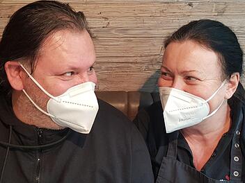 Stefan  und Heike Glasauer von der gleichnamigen Metzgerei. Beide haben Covid überstanden. Dass es ihm nun wichtig ist zu sagen, dass er auf diesem Foto "Wochen nicht beim Frisör" gewesen ist, ist ein gutes Zeichen. Noch im November kämpfte er um sein Leben. Foto: Susanne Will