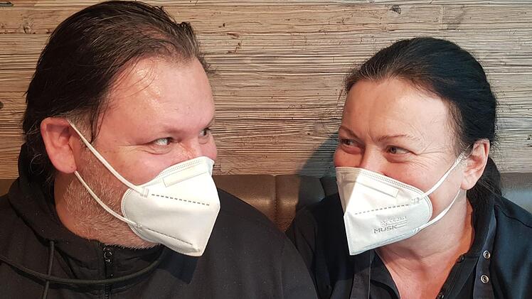 Stefan  und Heike Glasauer von der gleichnamigen Metzgerei. Beide haben Covid überstanden. Dass es ihm nun wichtig ist zu sagen, dass er auf diesem Foto "Wochen nicht beim Frisör" gewesen ist, ist ein gutes Zeichen. Noch im November kämpfte er um sein Leben. Foto: Susanne Will