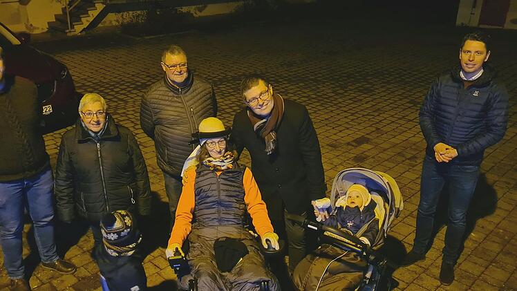 Juliane Kuhnlein ließ es sich nehmen persönlich bei der Spendenübergabe der Dorfgemeinschaft Neundorf dabei zu sein (von links): Vorsitzender Daniel Herold, Kassiererin Elke Schulz, Sohn Florentin, Ideengeber der Spende, Heinz Schulz, Juliane undTobias Kuhnlein, Tochter Laurena und der Mitwitzer Bürgermeister Oliver Plewa.