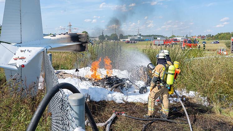 Flugzeugabsturz in Bamberg: Maschine in zwei Teile zerrissen und in Brand