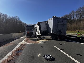 Gefahrgut-Lkw in Unfall verwickelt: A6 bis in die Nacht gesperrt - Fahrer verletzt