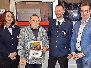 F&uuml;r 40 Jahre Mitgliedschaft wurde Rudolf Dittrich (mit Urkunde) von Zweiter Kommandantin Julia Frohna, Zweitem Vorsitzenden Stefan Stammberger und B&uuml;rgermeister J&uuml;rgen G&auml;belein (von links) geehrt.