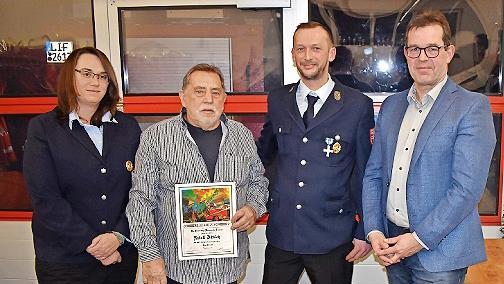 F&uuml;r 40 Jahre Mitgliedschaft wurde Rudolf Dittrich (mit Urkunde) von Zweiter Kommandantin Julia Frohna, Zweitem Vorsitzenden Stefan Stammberger und B&uuml;rgermeister J&uuml;rgen G&auml;belein (von links) geehrt.