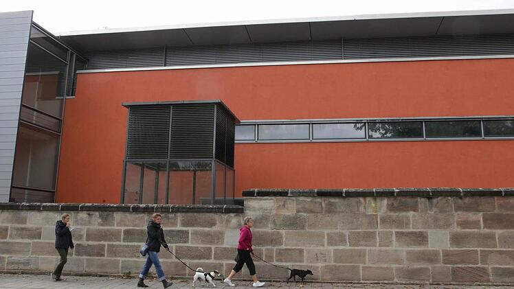Hund und Frauchen dürften nicht ahnen, was sich hinter diesen Mauern verbirgt. Im Franz-Penzoldt-Zentrum der Universität Erlangen werden jedes Jahr  15.000 Versuche an Labortieren durchgeführt. Foto: Barbara Herbst