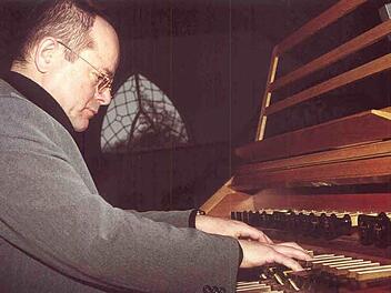 Der Kronacher Dekanantskantor Marius Popp gastiert am Sonntag um 17 Uhr in der Nordhalbener St. Bartholomäuskirche.  Foto: PR
