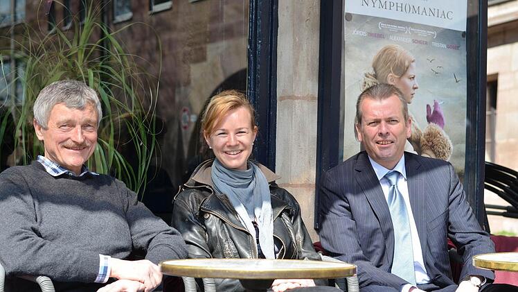 Wolfram Weber, Cornelia Bauer, die die Kampagne zum Erhalt des Kultkinos gestartet hatte, und Nürnbergs OB Ulrich Maly. Foto: Nikolas Pelke
