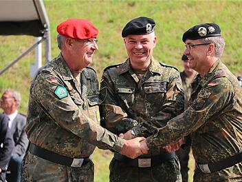 Oberst Fredi Müller, Oberst Hartmut Renk und Oberst Jürgen Steinberger "besiegeln" den Kommandowechsel. Foto: Gerd Schaar