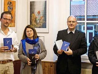 Sie präsentierten das neue Gotteslob: Wolfgang Först (links) und Reinhard Döring (rechts) vom Organistenteam, Elke Reithmayer, Leiterin der Höchstadter Bücherstube und Dekan Kilian Kemmer  Foto: Alexander Steenpaß