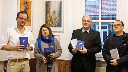 Sie präsentierten das neue Gotteslob: Wolfgang Först (links) und Reinhard Döring (rechts) vom Organistenteam, Elke Reithmayer, Leiterin der Höchstadter Bücherstube und Dekan Kilian Kemmer  Foto: Alexander Steenpaß
