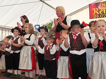 In der Reichenbacher Tracht brachten die Kindergartenkinder einen Tanz sowie verschiedene Sketche. Fotos: Veronika Schadeck und Bernhard Zipfel
