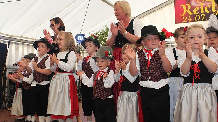 In der Reichenbacher Tracht brachten die Kindergartenkinder einen Tanz sowie verschiedene Sketche. Fotos: Veronika Schadeck und Bernhard Zipfel