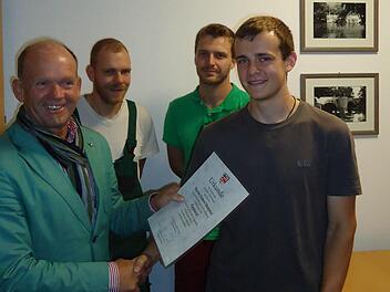 Simon Memmel (r.) erreichte die Abschlussnote 1,44.  Foto: Gemeinde