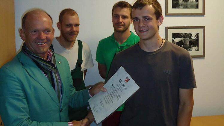 Simon Memmel (r.) erreichte die Abschlussnote 1,44.  Foto: Gemeinde