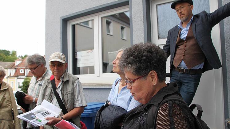 An der Synagoge erinnert Cornelia Mence an die Reichspogromnacht im November 1938. Damals brannte auch in Bad Brückenau die Synagoge. Foto: Ulrike Müller