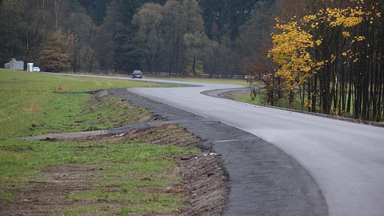 Blick in Richtung Fehnenschneidmühle. Es gibt immer noch jede Menge Kurven in der neuen Straße.  Foto: Friedwald Schedel