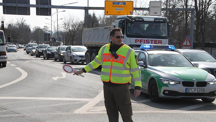 Ein Polizist regelt den Verkehr westlich der Brücke.  Foto: Andreas Schmitt
