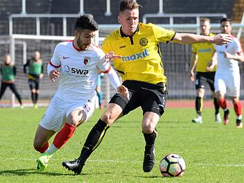Der gesperrte Patrick Weimar (rechts, hier im Spiel in Augsburg) wurde in Illertissen schmerzlich vermisst. Am Ostermontag gegen Seligenporten steht er aber wieder zur Verf&uuml;gung.  Foto: Peter Mularczyk