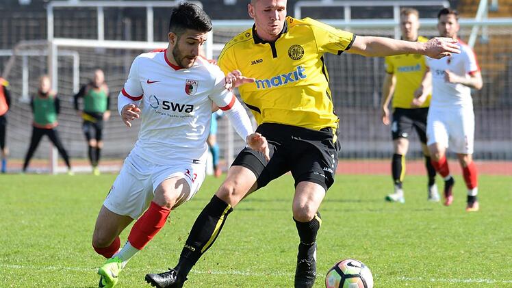 Der gesperrte Patrick Weimar (rechts, hier im Spiel in Augsburg) wurde in Illertissen schmerzlich vermisst. Am Ostermontag gegen Seligenporten steht er aber wieder zur Verf&uuml;gung.  Foto: Peter Mularczyk