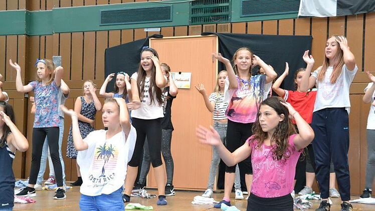 Die Klassen 5b und 5c haben in ihrem Sportunterricht eine Choreographie einstudiert. Foto: Uschi Prawitz