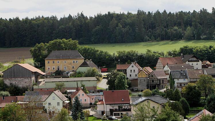 Blick auf den Ortsteil Hermannsberg mit dem ehemaligen Gutshofgebäude
