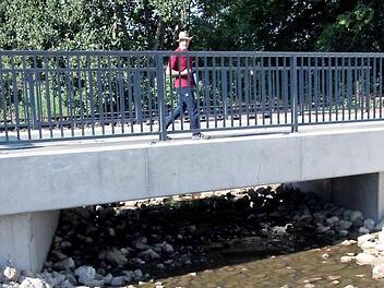 Im Gegensatz zu ihrem Vorgängerbau soll die neue Brücke mehr als Fußgänger tragen können. Foto: Richard Sänger