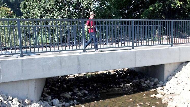 Im Gegensatz zu ihrem Vorgängerbau soll die neue Brücke mehr als Fußgänger tragen können. Foto: Richard Sänger
