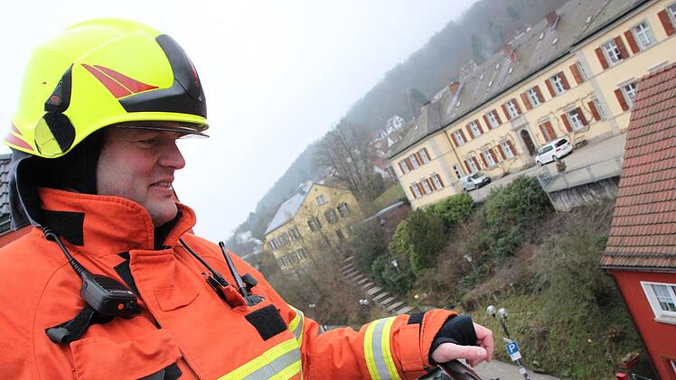 Von der Drehleiter aus verschafft sich Michael Krug einen Überblick. Foto: Ulrike Müller