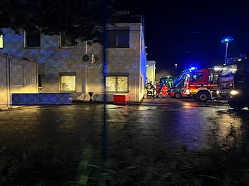 Kitzingen: Brand bei Müllentsorgungsbetrieb - 100 Feuerwehrkräfte im Einsatz