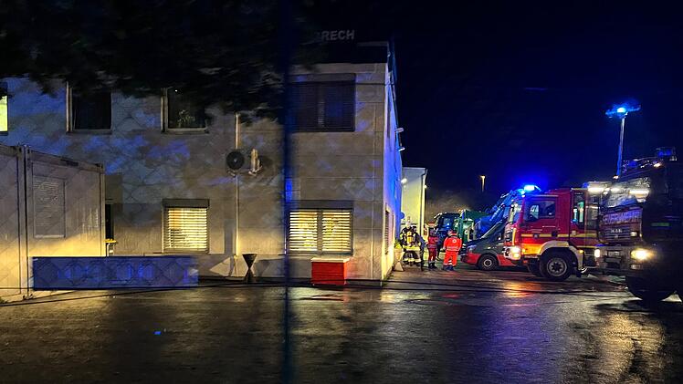Brand im Containerbereich: Feuer auf Gelände eines Abfallentsorgungsbetriebes