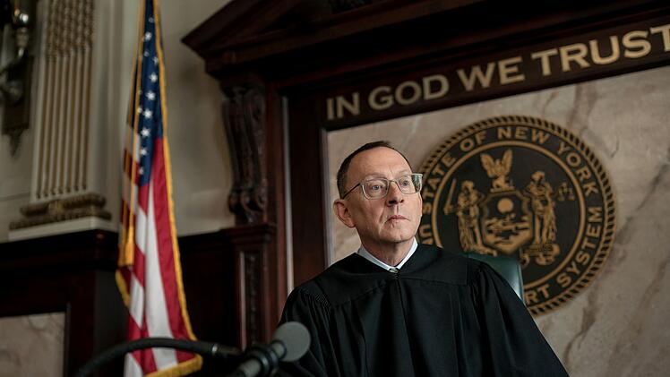 Carrie Prestons Ehemann Michael Emerson übernimmt in der zweiten Staffel "Elsbeth" die wiederkehrende Gastrolle von Richter Milton Crawford.