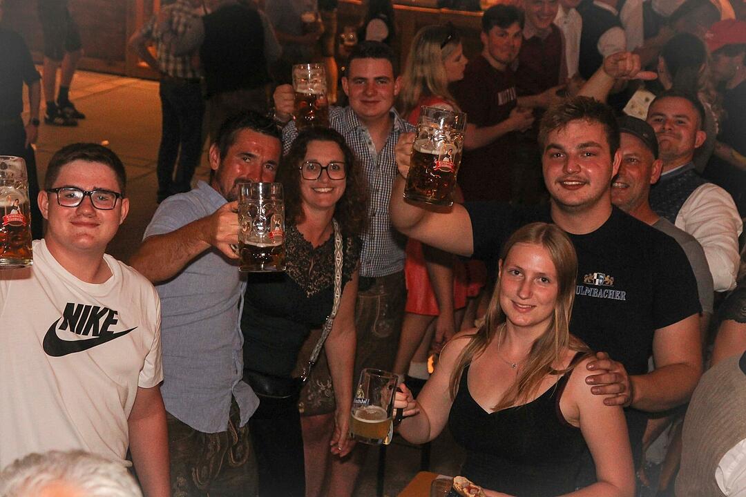 Die Stadlbesucher feierten mit den Stoapf&auml;lzer Spitzbuam.