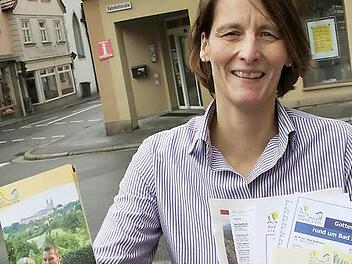 Sabine Faulstich vom Kur- und Tourismus-Service zeigt den neuen Gastronomie- und Freizeitführer; rechts sind die Unterlagen zu sehen, auf denen die Infos bisher verteilt waren. Foto: Tobias Kindermann