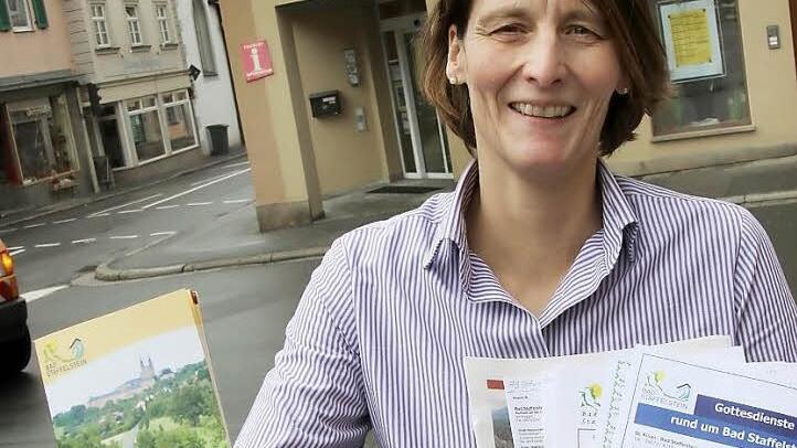 Sabine Faulstich vom Kur- und Tourismus-Service zeigt den neuen Gastronomie- und Freizeitführer; rechts sind die Unterlagen zu sehen, auf denen die Infos bisher verteilt waren. Foto: Tobias Kindermann
