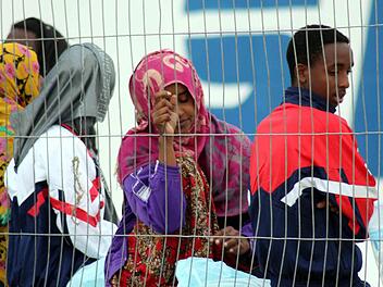 Menschen, die illegal nach Europa einreisen, werden oftmals in Lagern untergebracht. Foto: dpa