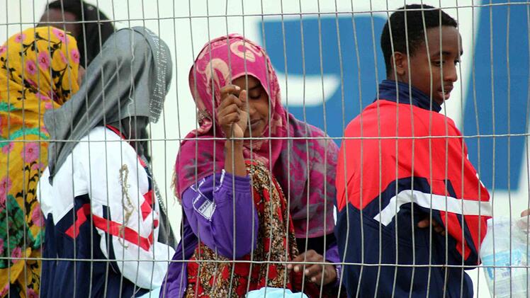 Menschen, die illegal nach Europa einreisen, werden oftmals in Lagern untergebracht. Foto: dpa