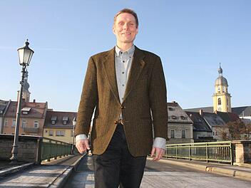 Er hat Nerven wie Stahlseile - und eine Vision: "Ich will in Kitzingen Brücken bauen - nach innen und außen", sagt der parteilose OB-Kandidat Jens Oertel.  Foto: Diana Fuchs