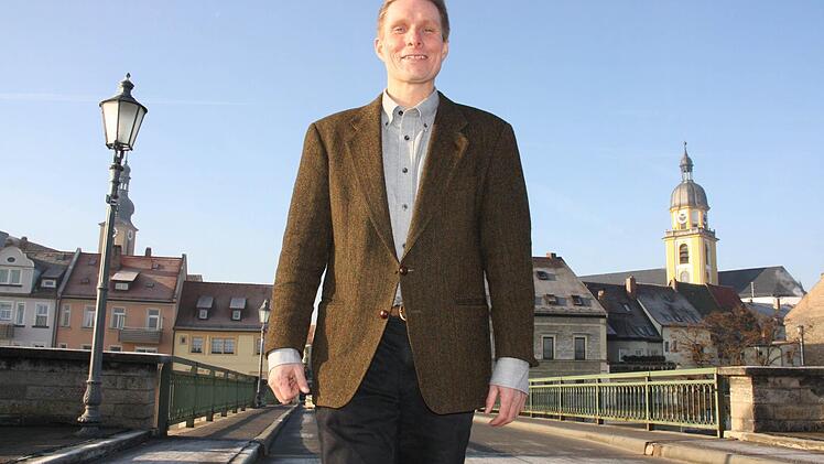 Er hat Nerven wie Stahlseile - und eine Vision: "Ich will in Kitzingen Brücken bauen - nach innen und außen", sagt der parteilose OB-Kandidat Jens Oertel.  Foto: Diana Fuchs