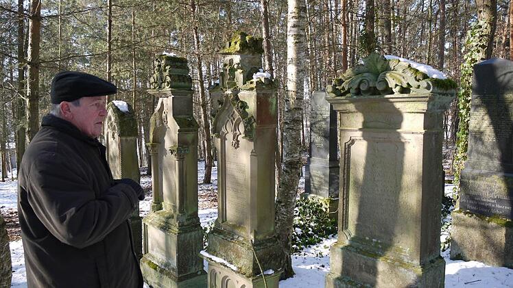 Adolf Krause kümmert sich seit 20 Jahren um die Gräber auf dem Judenfriedhof in Zeckern. Foto: Archiv/Lindner