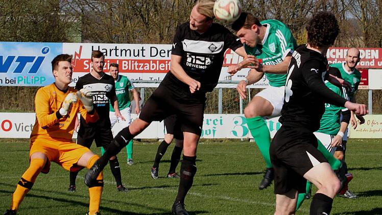 Pech hat hier der Sander Andre Karmann (3. Von rechts), dass sein Kopfball - im Duell mit Benedikt Jandl - knapp neben den Pfosten geht; links Gästekeeper Mario Bogendörfer. Foto: Günther Geiling