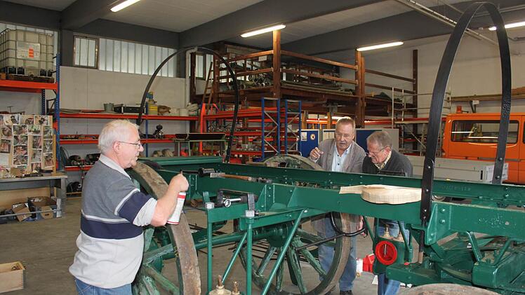 Arbeiten am Chassis. Die originalen Räder der Kutsche konnten erhalten bleiben. Foto: Mäuser