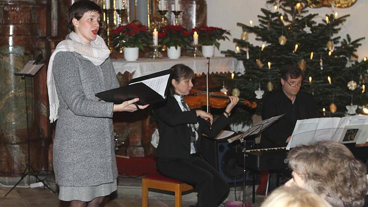 Jennifer Wittmann (Sopran), Sabine Hempfling (Violine) und Roland Schöps (Klavier) brachten "Panis Angelicus" vor. Foto: Michael Wunder