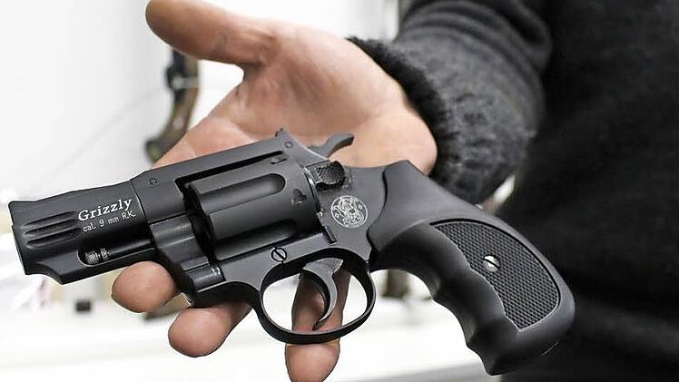 Neben Pfefferspray wird bei Rudolf Hajek seit den Vorfällen in der Silvesternacht auch vermehrt nach Schreckschusswaffen gefragt.