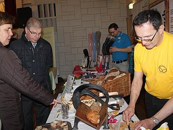 Georg Oesterlein (r.) erklärte viel zum Thema Ernährung. Da durfte auch probiert werden. Foto: Veronika Schadeck