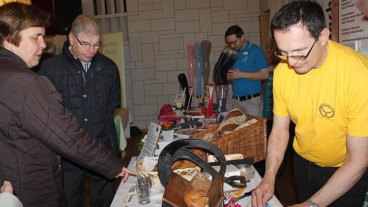 Georg Oesterlein (r.) erklärte viel zum Thema Ernährung. Da durfte auch probiert werden. Foto: Veronika Schadeck